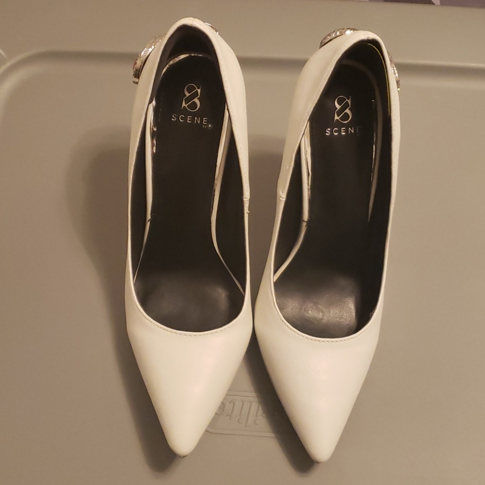 White snake embellished pump